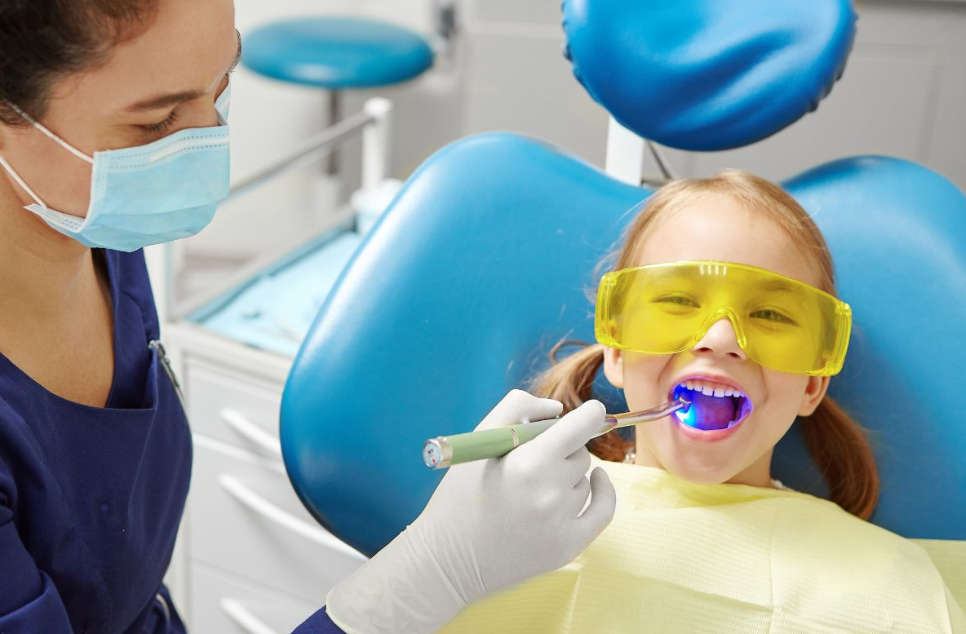 kiedy wykonać pierwsze lakowanie zębów u dzieci
