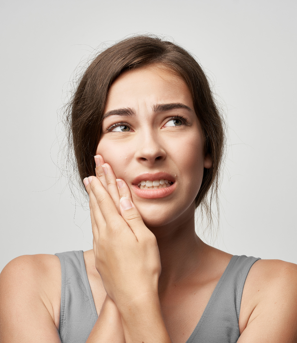 Odsłonięte szyjki zębowe. Przyczyny, jak łagodzić ból i jak leczyć?